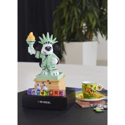 Liberty Dog - Skulptur von Ed Heck aus Porzellan