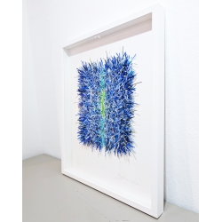 Organics Original 3D Papierobjekt blau der Künstlerin Gabriele Mierzwa im Rahmen von rechts