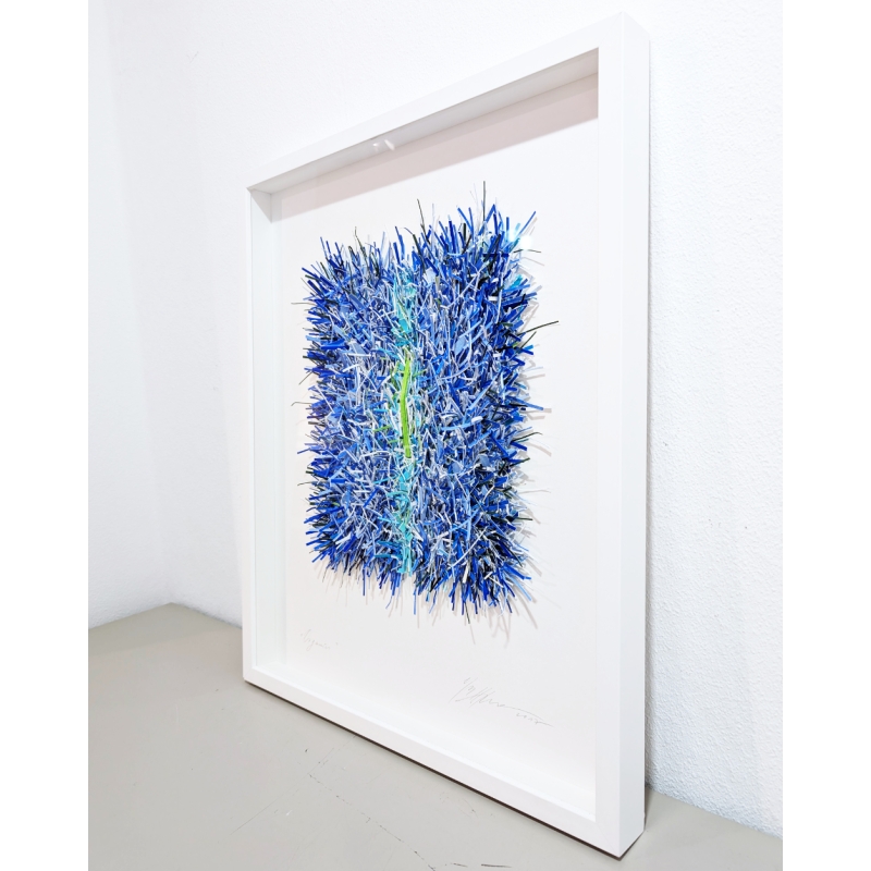 Organics Original 3D Papierobjekt blau der Künstlerin Gabriele Mierzwa im Rahmen von rechts