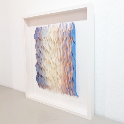 Farbklang rot-blau Original 3D Papierobjekt der Künstlerin Gabriele Mierzwa im Rahmen von rechts