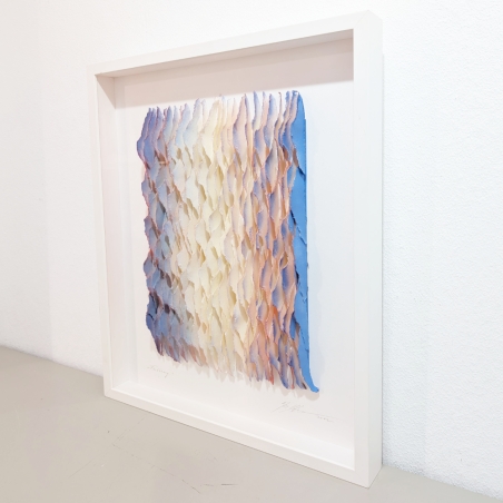 Farbklang rot-blau Original 3D Papierobjekt der Künstlerin Gabriele Mierzwa im Rahmen von rechts