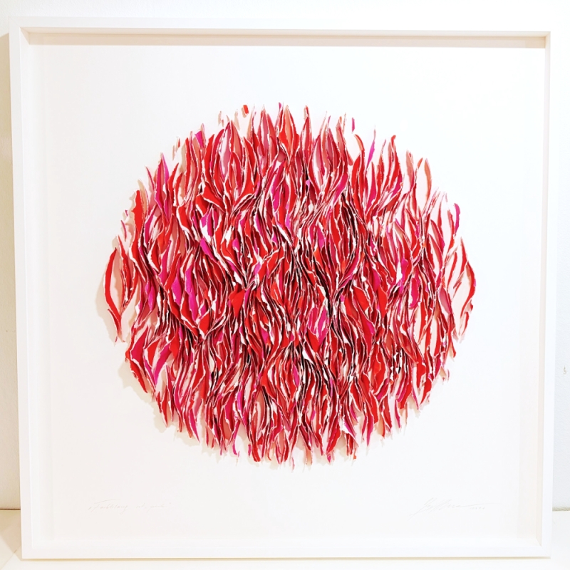 Original Papierobjekt im Rahmen "Klangkörper - rot-pink" der deutschen Künstlerin Gabriele Mierzwa